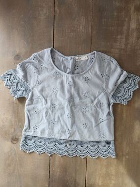 Hollister Short Sleeve Embroidered Eyelet Boxy Crop Top - Size Small